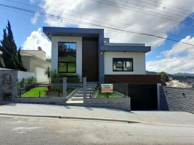 Linda casa com 3 suítes na Pedra Branca