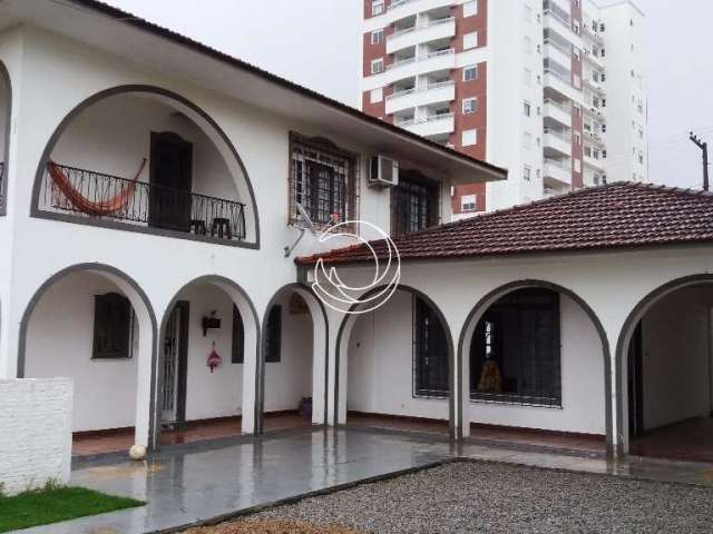 Casa Residencial de 4 dorms no bairro Barreiros