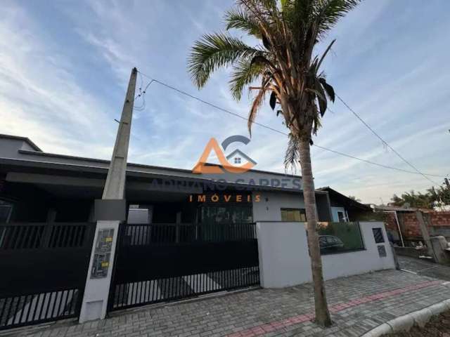 Geminado com 2 dormitórios, sendo 1 suíte, em Balneário Piçarras Adriano Carpes Imóveis vende