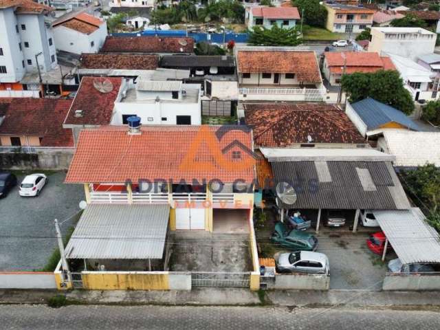 Amplo terreno e casa construída para você investir com 28 metros de frente na Praia de Gravatá, Navegantes, SC. Adriano Carpes Imóveis vende