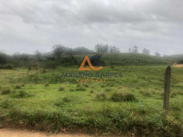 Terreno à venda no interior de Balneário Piçarras, com uma ótima metragem, para você que busca um lugar tranquilo para morar ou investir.