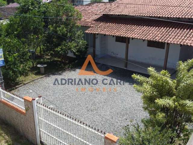 Casa com 04 quartos e amplo terreno 17 X 21 na Praia de Gravatá, Navegantes, SC Adriano Carpes Imóveis vende