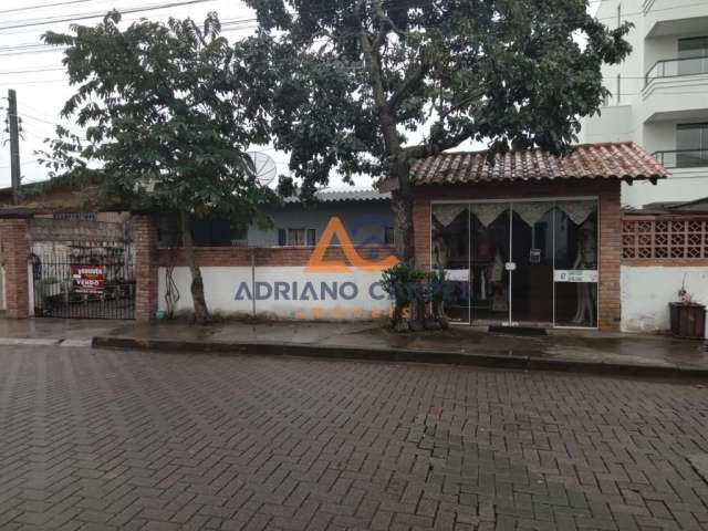 Adriano Carpes Imóveis vende casas no Centro de Navegantes/SC no litoral Norte de Santa Catarina em um terreno escriturado com duas casas construídas.