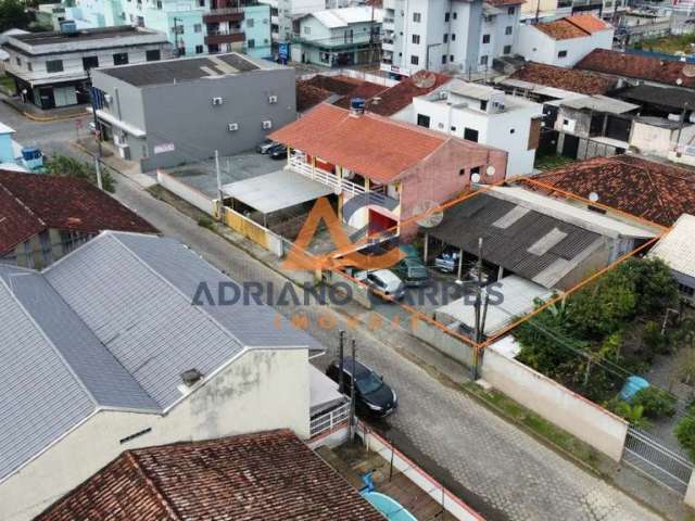 Terreno com construção na Praia de Gravatá, Navegantes. Adriano Carpes Imóveis vende