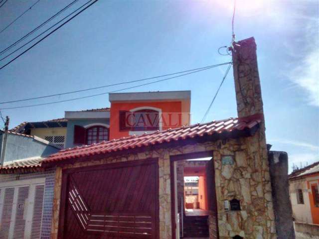 Sobrado triplex com quintal e churrasqueira