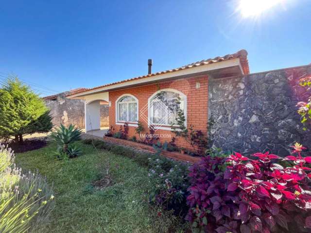 Casa térrea com amplo espaço de terreno e de área construída