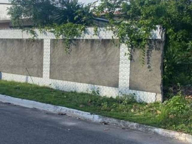 Lote murado de 250 m2 em rua asfaltada, localizado no Loteamento Fonte das Pedras.