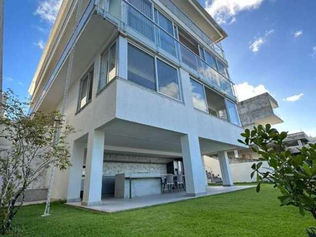 Apresentamos uma casa moderna e super luxuosa de altíssimo padrão no Alphaville Paralela 2.