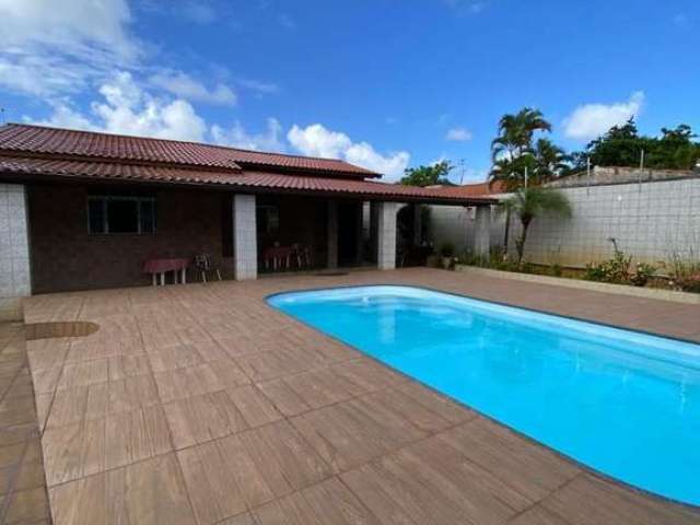 Casa à Venda com 3/4 sendo 2 suítes, piscina, garagem para 5 carros. Financia! Praia de Arembepe