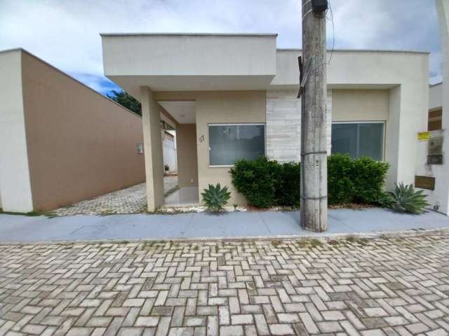 Oportunidade ! Casa 3/4 sendo 1 suíte em Condomínio Fechado na região de Abrantes.