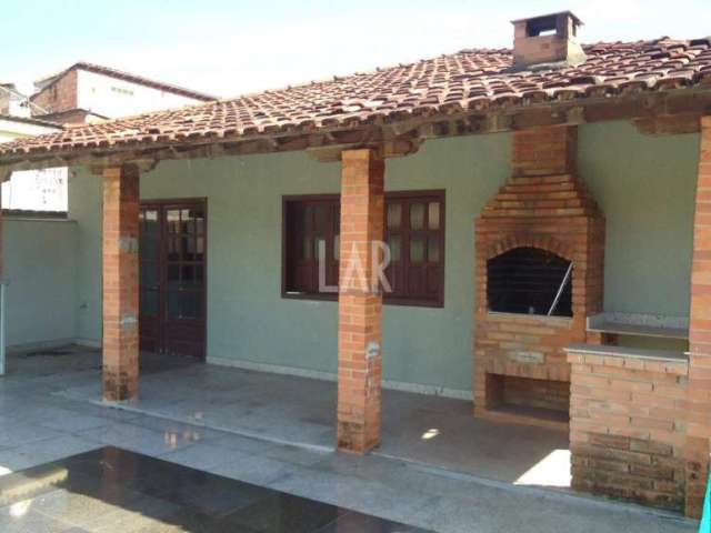 Casa principal + 2 Casas de aluguel ao fundo - Primeiro de Maio