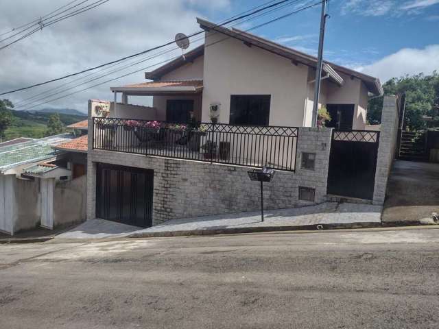 Casa para Venda em Caldas, Portal da Serra, 3 dormitórios, 1 suíte, 1 banheiro, 3 vagas