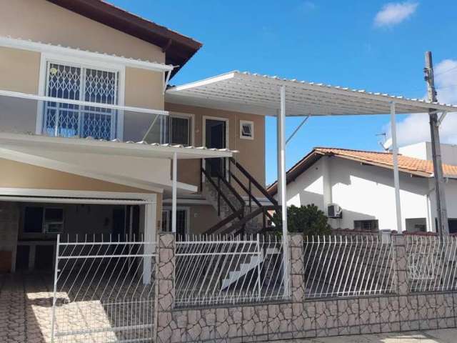 Casa para Venda em Palhoça, MADRI, 2 dormitórios, 1 suíte, 4 banheiros, 2 vagas