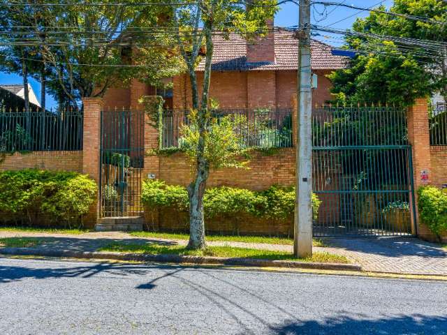 Casa 4 suítes 4 vagas com piscina, rua com segurança ostensiva em Santa Felicidade.