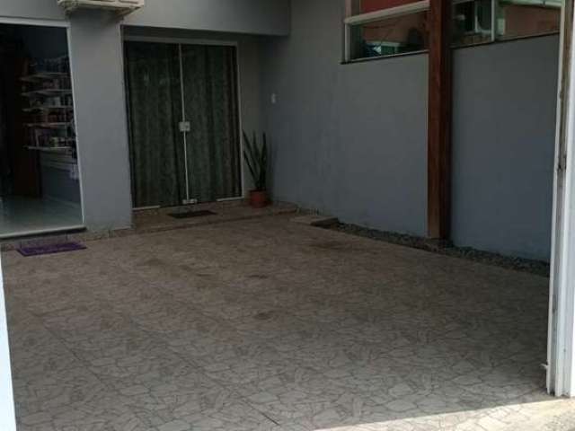 Geminada com ótimo Terreno 200m²