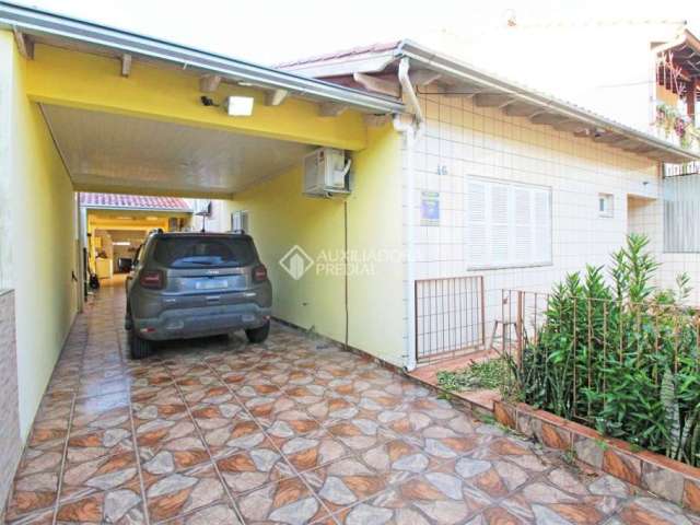 Casa com 4 quartos à venda na Rua Fontoura Xavier, 46, Jardim São Pedro, Porto Alegre, 254 m2 por R$ 850.000