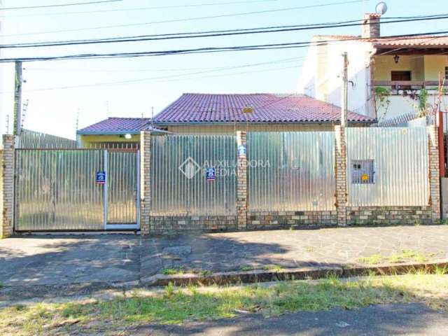 Casa com 3 quartos à venda na Rua Fontoura Xavier, 46, Jardim São Pedro, Porto Alegre, 254 m2 por R$ 850.000