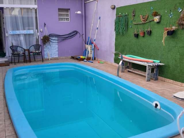 Belíssima casa com piscina disponível para venda