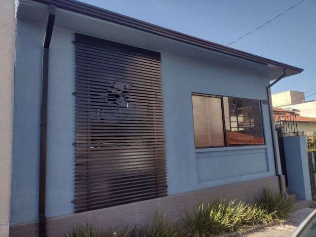 Casa Comercial no Centro de Salto com 2 Suítes e Galpão