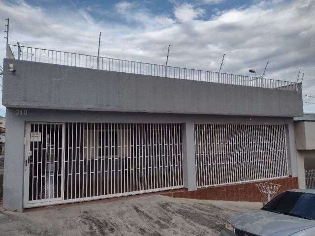 Casa com 3 Dormitórios e Suíte Próxima ao Centro