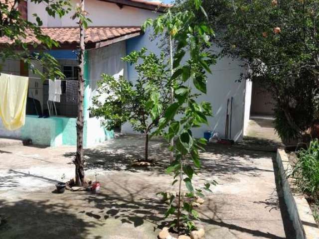 Casa Térrea com 2 Quartos e Quintal no Jardim Planalto