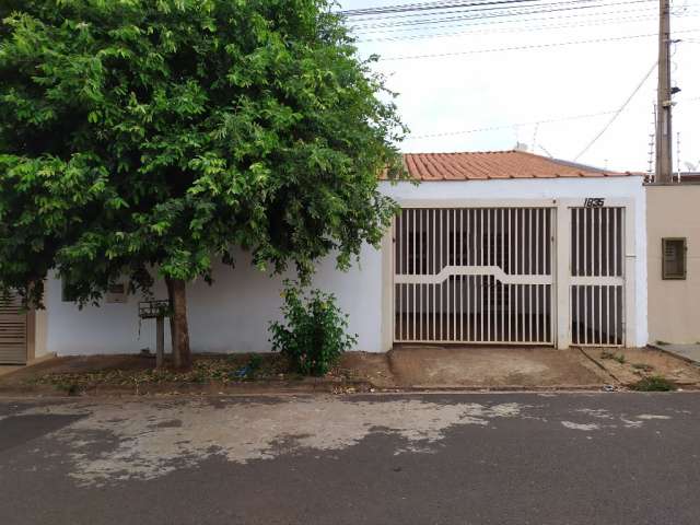 Casa residencial no bairro São Thomaz, na rua principal do bairro, próximo ao supermercado e ao serve festa, localizada na parte alta do bairro.