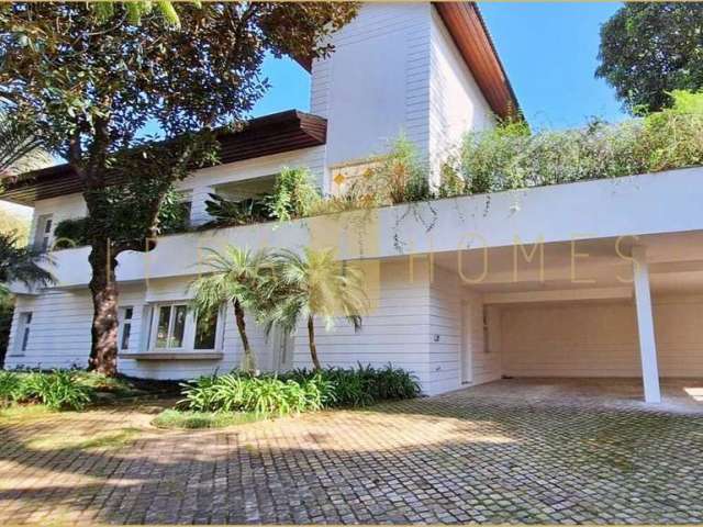 Casa de Luxo com 4 Suítes, Piscina Aquecida, Jardim e Ampla Área Gourmet