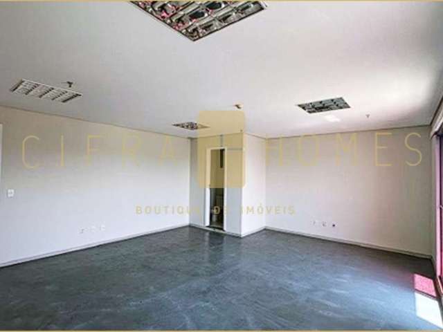 Sala comercial com piso elevado, 45m², ar condicionado, banheiro, varanda, copa, 1 vaga de garagem.