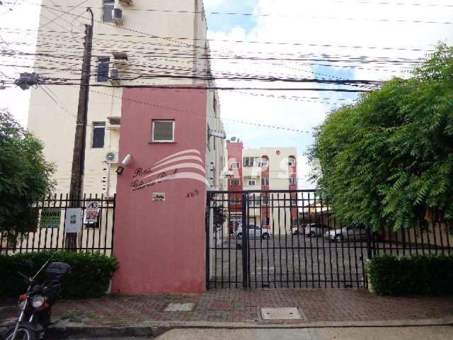 Apartamento com 03 quartos, varanda, garagem, armarios  prox. igreja da glória .