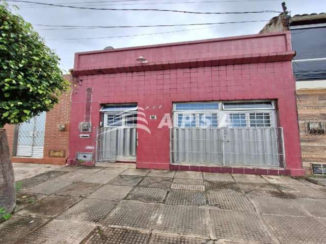 Casa no bairro farol, em frente ao antigo colégio pontual com sala, 02 quartos sendo 01 suíte, wc so