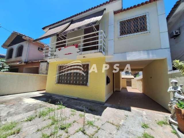 Excelente casa duplex em ponto privilegiado da freguesia próximo a vasto comércio, hospitais, academ