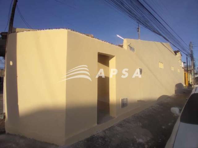 Casa plana com sala, quarto, banheiro , cozinha e area de serviço .  reformada.