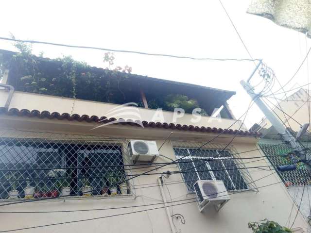 Apartamento duplex em vila fechada, silenciosa e com interfone, não há cobrança de condomínio, fica