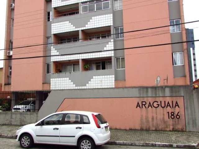 23881  ed. araguaia apartamento três quartos na pajuçara. sala com varanda, dois quartos sendo um su