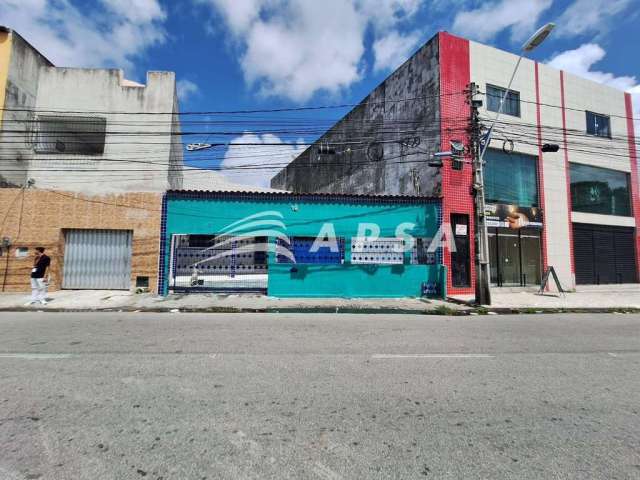 Alugo casa ampla no centro, considerado um dos melhores bairros de fortaleza, dispõe de sala, cozinh