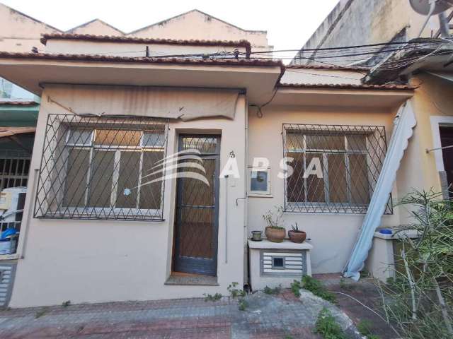 Casa de vila composto de sala, 2 quartos, banheiro social, cozinha, área de serviço e pequeno quinta