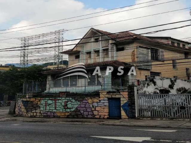 Casa comercial com 300m2, composto por dez salas, quatro, banheiros, uma cozinha e área externa. alu