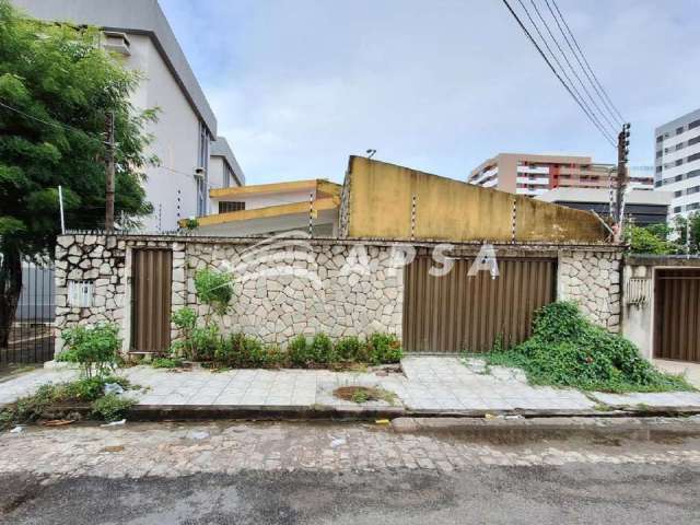 Casa comercial na pajuçara com amplo espaço interno, garagem ampla e  totalmente coberta, 03 salas,