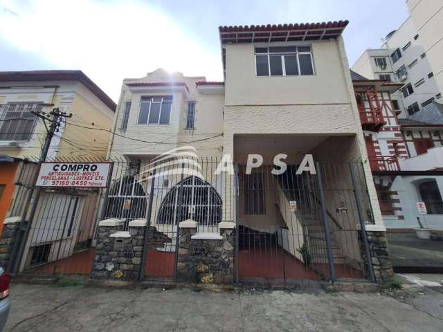 Excelente casa de frente para rua, serve para locação residencial e comercial, fica localizada na pr