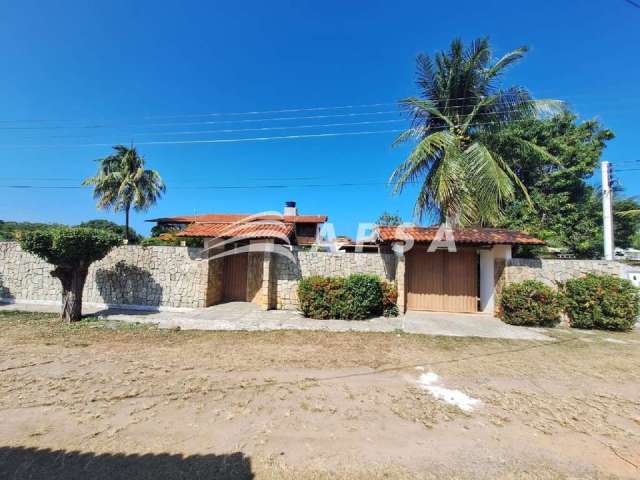 Excelente casa localizada em ipioca, 4 quartos sendo 1 suíte e 2 reversíveis; sala de estar e jantar