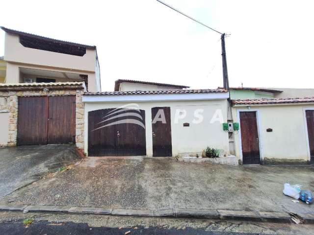 Ótima casa,  de frente, composta por sala, 02 quartos, cozinha, banheiro, aréa de serviço e amplo qu