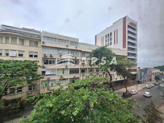 Apartamento em ipanema, o imóvel conta com quatro quartos amplos sendo um deles uma suíte, todos equ