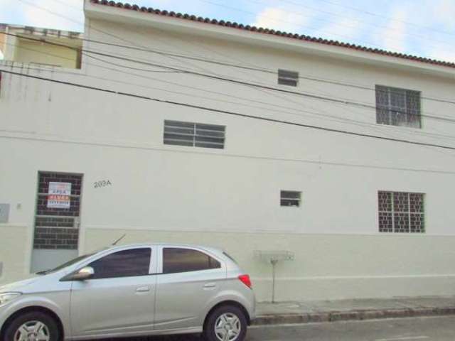 Casa (1º andar) em bairro central, próximo a av. comendador leão, composta de varanda, sala de estar