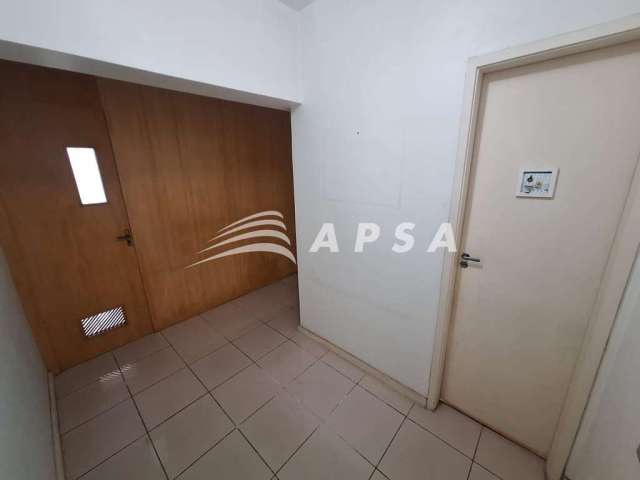 Excelente sala comercial,andar alto, frente para a praça saens pena, ar condicionado. dividida em re