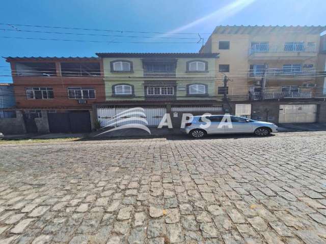 Casa tríplex, com 06 quartos, para locação, na praça seca. localizado em rua tranquila, este imóvel