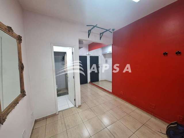 Excelente sala comercial de 25m², localizada no coração de copacabana, a poucos metros da praia, com