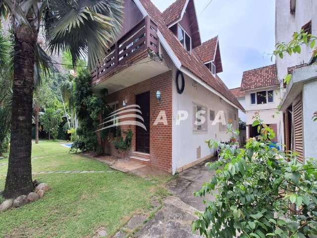 Casa duplex, alto padrão, 05 quartos, localizada na barrinha - barra da tijuca para aluguel. a resid