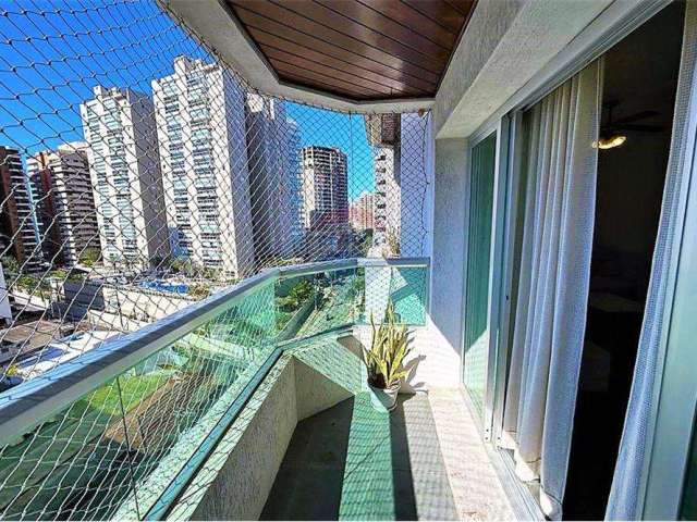 Apartamento 2 Dormitórios (1 suíte) Sala com sacada Frente Rua Cozinha Americana com Armários 200 metros do Mar Piscina Churrasqueira Salão de Jogos