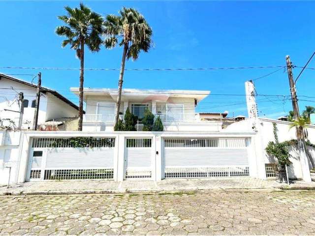 Casa Alto Padrão alguns metros da Praia da Enseada com 5 Suítes.