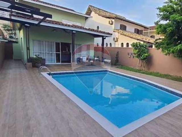 Casa 4 Dormitórios com piscina 50m da Praia da Enseada.